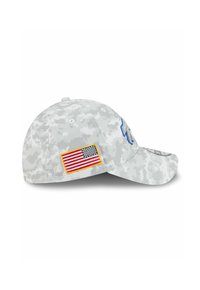 Grau camouflierte Mütze mit gewölbtem Schirm, featuring ein blaues gesticktes Logo und einem rechteckigen amerikanischen Flaggenpatch an der Seite.