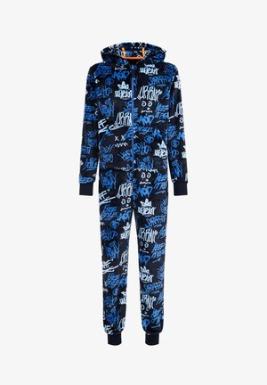 Combinaison noire à capuche avec des textes et des graphismes style graffiti en bleu et blanc, fermeture éclair à l'avant, manches et jambes retroussées.
