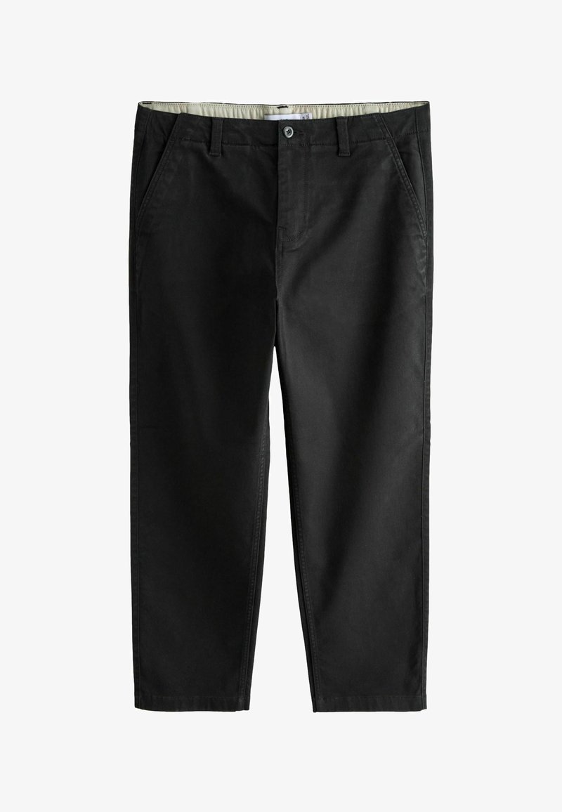 Mustad chinos, lame ees, kahe külje taskuga ja ühe tagumise taskuga; valmistatud siledast puuvillakangast, millel on õmmeldud detailid.