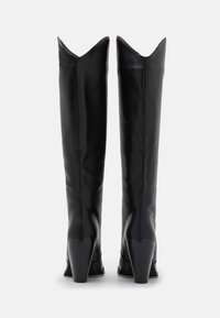 Černé kožené vysoké boty ke kolenům s špičatým svrchním okrajem, texturovaným podpatkem a robustním designem podpatku. Hladký povrch s přiléhavým siluetou.