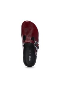 Zueco de charol rojo con diseño de punta abierta, correa ajustable con hebilla y plantilla negra acolchada. Acabado liso y brillante. Talla 40.