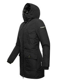 Melnā parka jaka ar kapuci, priekšējo rāvējslēdzēju, divām lielām kabatām un ribotiem piedurknēm. Izgatavota no gludas, ūdensizturīgas auduma.