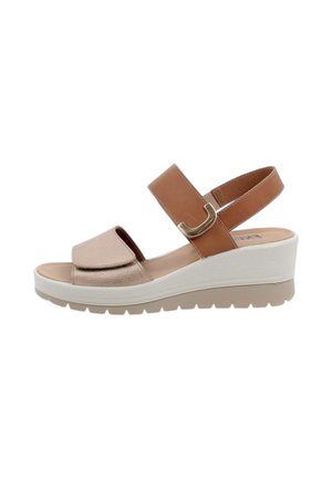 Sandalo con zeppa beige e marrone con cinturini regolabili, punta aperta e suola testurizzata per una presa migliore.