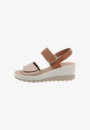 Sandalo con zeppa beige e marrone con cinturini regolabili, punta aperta e suola testurizzata per una presa migliore.