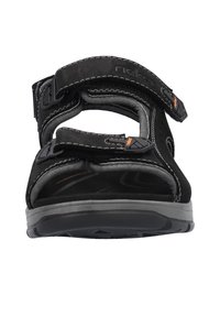 Sandale noire avec semelle rembourrée, deux courroies réglables en Velcro et semelle en caoutchouc texturée. Présente des coutures grises et des accents de logo.