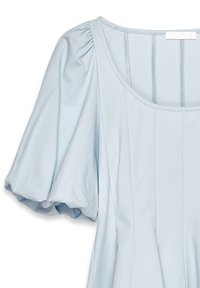 Helles blaues Blusenshirt mit Puffärmeln, aus glattem Stoff gefertigt. Verfügt über einen runden Ausschnitt und vertikale Nähte für zusätzliche Struktur.