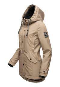 Beige waterdichte jas met een met bont gevoerde capuchon, drukknoopjes, voorzakken en elastische manchetten. Voorzien van een logo patch en toggles.