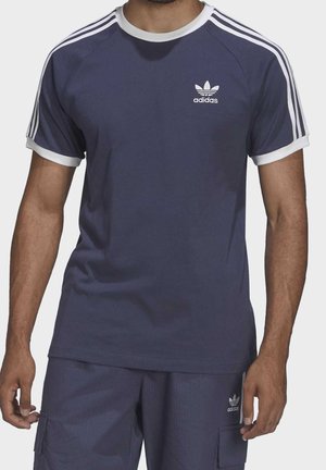 T-shirt Adidas bleu marine avec accents blancs, col rond, et trois bandes blanches sur les manches ; avec le logo emblématique trèfle sur la poitrine.