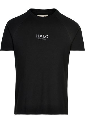 Sort strikket T-shirt med korte ærmer og rund halsudskæring med hvid "HALO" tekst og tal trykt på brystet.
