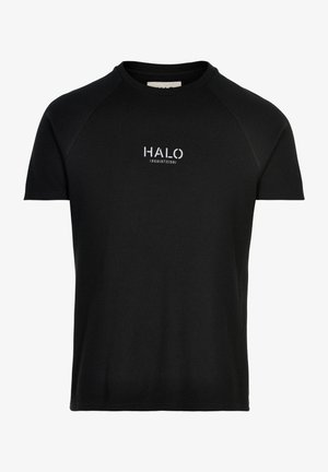 Czarny krótki rękaw dzianinowa koszulka z okrągłym dekoltem i białym nadrukiem "HALO" oraz cyframi na piersi.