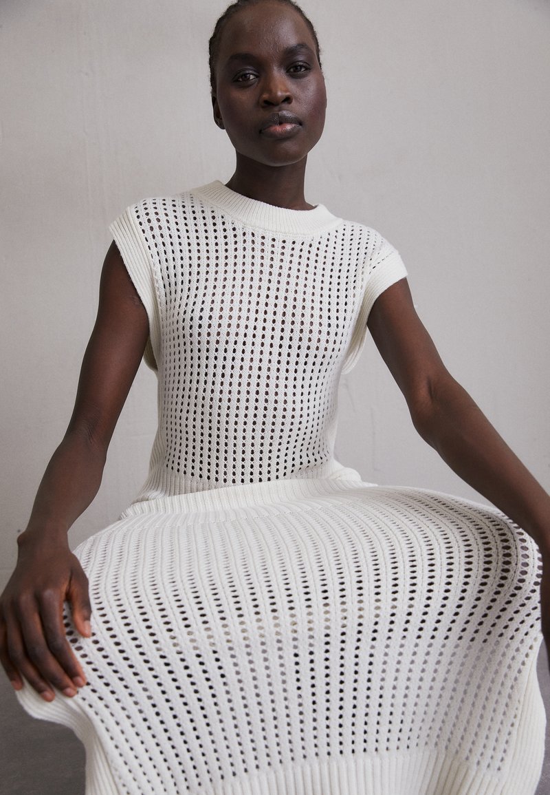 Holzweiler SOLANGE CROCHET DRESS Strickkleid ecru/offwhite Zalando.de