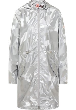 Lange zilvergrijze regenjas met capuchon, subtiel camouflagepatroon, rits aan de voorkant, klepzakken met drukknopen en verstelbare taillekoorden.