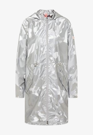 Long imperméable gris argenté à capuche avec un motif camouflage discret, fermeture éclair avant, poches à rabat avec boutons-pression et cordons de serrage réglables à la taille.