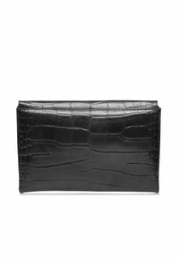 Czarna torebka kopertówka z wytłaczanego na krokodylia skórzanego materiału, o gładkiej teksturze, eleganckim prostokątnym kształcie i subtelnym przeszyciu wzdłuż krawędzi.