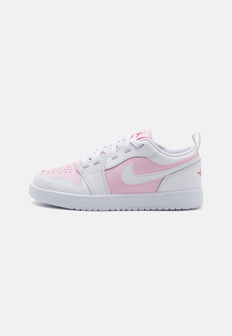 Baskets basses blanches et roses avec lacets blancs, semelle blanche et logo Nike Swoosh sur le côté, sur un fond uni.