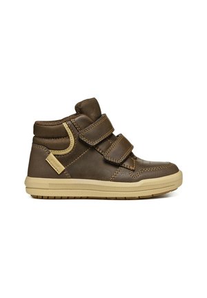 Chaussures montantes en cuir marron avec deux bandes Velcro, semelle en caoutchouc beige, accents texturés et détails de surpiqûres décoratives.