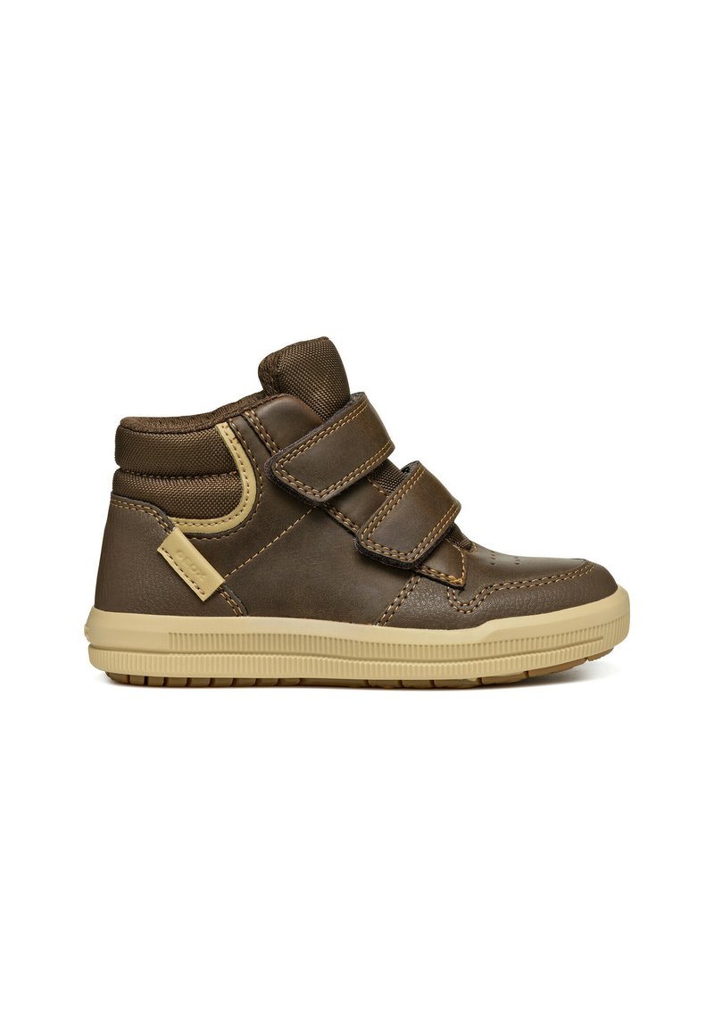 Zapatos altos de cuero marrón con dos cintas de Velcro, suela de goma beige, acentos texturizados y detalles de costura decorativa.