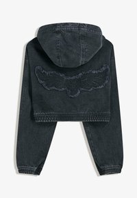 Črna skrajšana denim jakna s kapuco, elastičnimi mansetami in teksturiranim vzorcem srčne krilne nalepke na hrbtu.