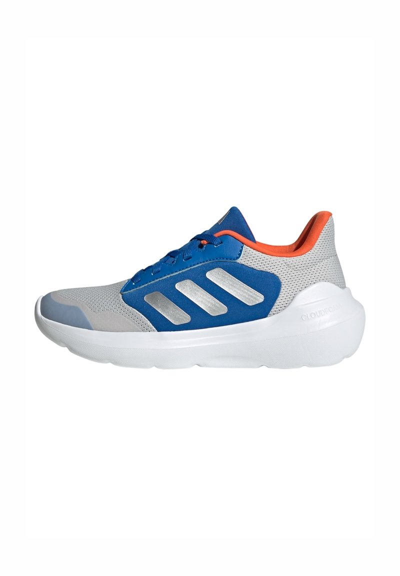 Baskets de sport avec une tige en maille grise, des accents bleus, des bandes réfléchissantes argentées et un onglet au talon orange. Elles possèdent une semelle blanche rembourrée.