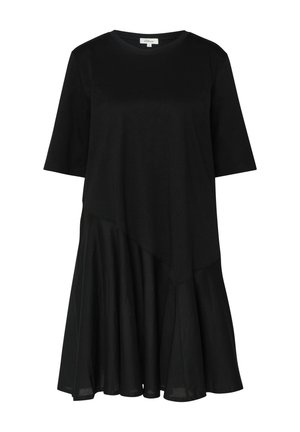 Schwarzes Kleid mit kurzen Ärmeln, rundem Ausschnitt, asymmetrischer Naht in der Taille und ausgestelltem Rock, der über das Knie reicht.