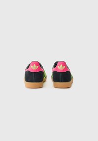 adidas Originals GAZELLE UNISEX - Tenisky - core black/signal green/shock pink