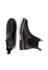 Een paar zwarte leren Chelsea-boten met bruin afgewerkte zolen, elastische zijkanten en trekbanden, getoond vanuit boven- en zijaanzicht.