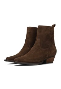Botas de tobillo de ante marrón con punta afilada y tacón bajo apilado, exhibidas lado a lado sobre un fondo neutro.