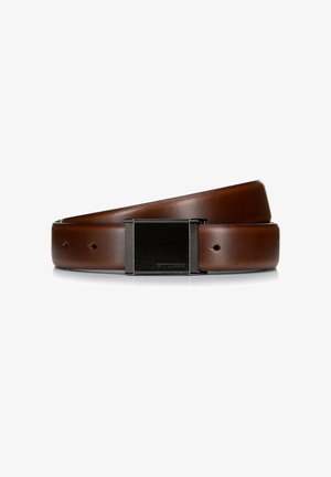 Cintura in pelle marrone con una superficie liscia, dotata di una fibbia in metallo nero con logo inciso. Design classico con più fori per la regolazione.