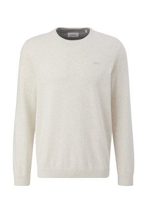 Licht beige sweater gemaakt van zachte gebreide stof. Het heeft een ronde hals, lange mouwen, ribgebreide manchetten en een klein logo op de borst.