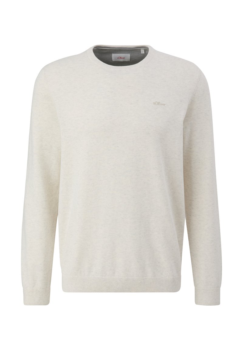 Licht beige sweater gemaakt van zachte gebreide stof. Het heeft een ronde hals, lange mouwen, ribgebreide manchetten en een klein logo op de borst.