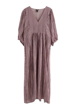 Stripet kjole i lys burgunder og hvid, med V-udskæring, korte pufærmer og en flydende silhouette med rynket tekstur.