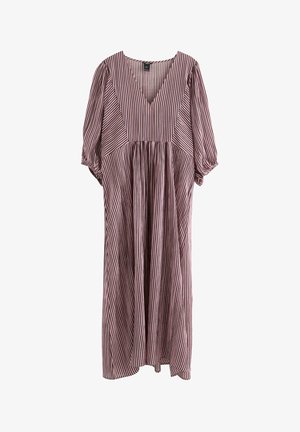 Stripet kjole i lys burgunder og hvid, med V-udskæring, korte pufærmer og en flydende silhouette med rynket tekstur.