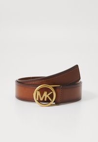 Cintura in pelle marrone con fibbia circolare dorata con logo MK, texture liscia e dettagli di cucitura discreti sui bordi.