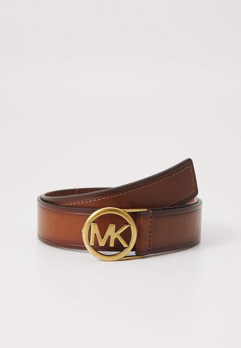 Cintura in pelle marrone con fibbia circolare dorata con logo MK, texture liscia e dettagli di cucitura discreti sui bordi.
