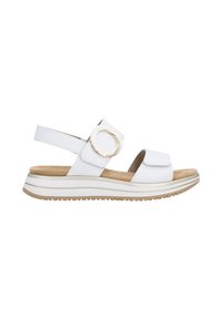 Sandale blanche à bout ouvert avec semelle épaisse, brides en velcro et détail de boucle circulaire dorée sur la bride latérale.