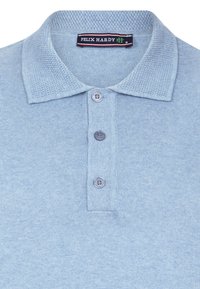 Hellblaues Strick-Polohemd mit strukturiertem Kragen, drei silbernen Knöpfen und einem Markenlabel mit roten und schwarzen Akzenten.