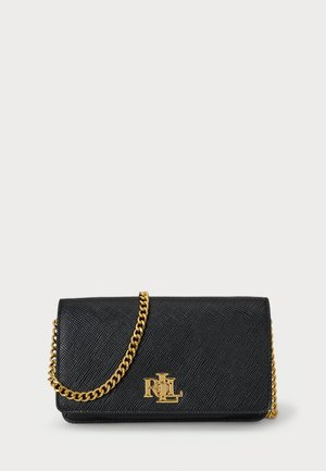 Bolso bandolera negro de cuero sintético con un acabado texturizado, cadena dorada y un logo destacado en la parte frontal. Forma rectangular compacta.