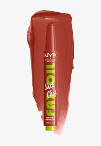 Baume à lèvres brillant NYX dans un tube à vis. La couleur est un rouge-brun chaud. Présente un texte vert et blanc audacieux sur un fond rouge brillant.