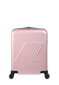 Harde roze koffer met een getextureerd oppervlak, voorzien van een opvallend reliëfontwerp. Vier zwarte zwenkwielen voor mobiliteit.