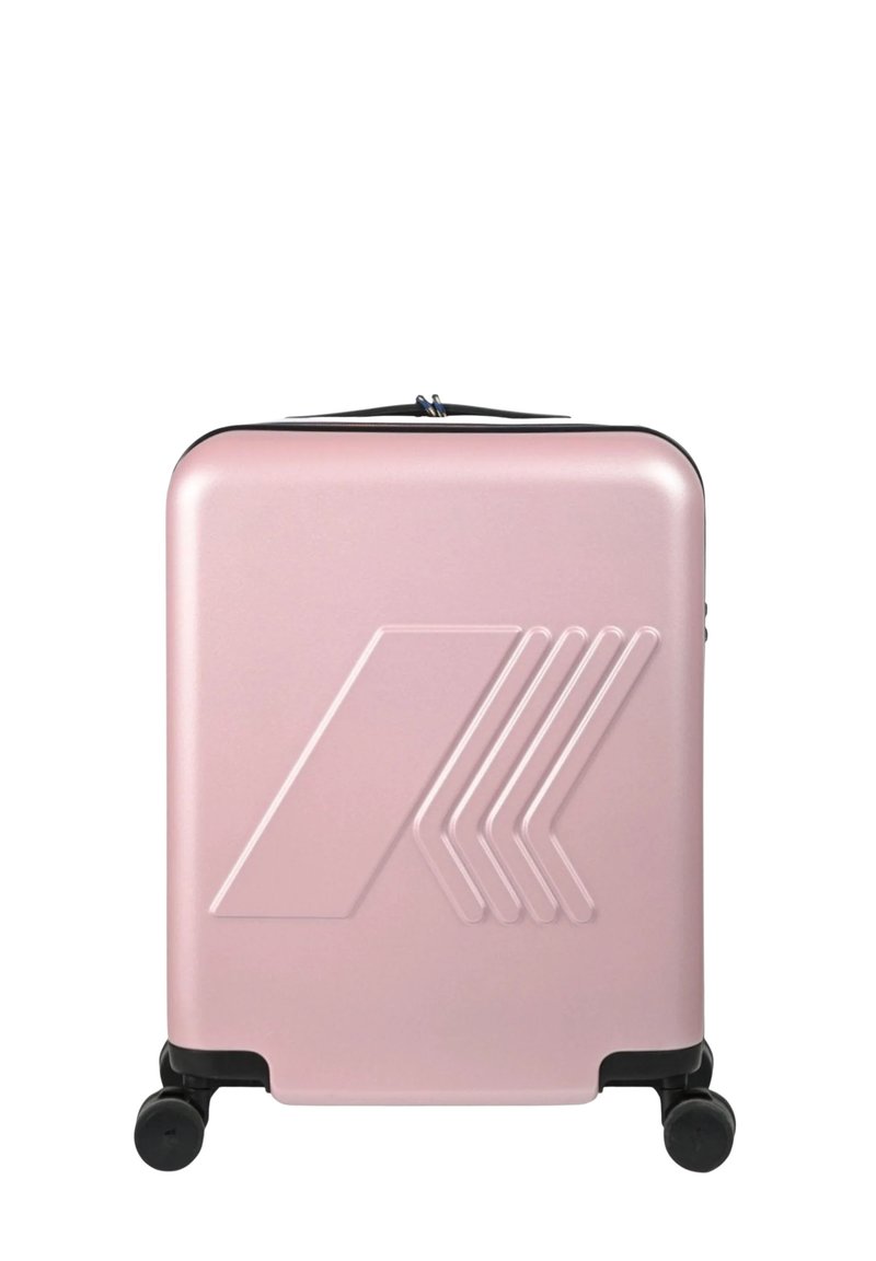 Harde roze koffer met een getextureerd oppervlak, voorzien van een opvallend reliëfontwerp. Vier zwarte zwenkwielen voor mobiliteit.