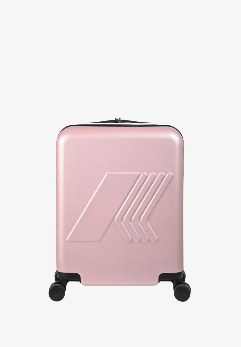 Harde roze koffer met een getextureerd oppervlak, voorzien van een opvallend reliëfontwerp. Vier zwarte zwenkwielen voor mobiliteit.