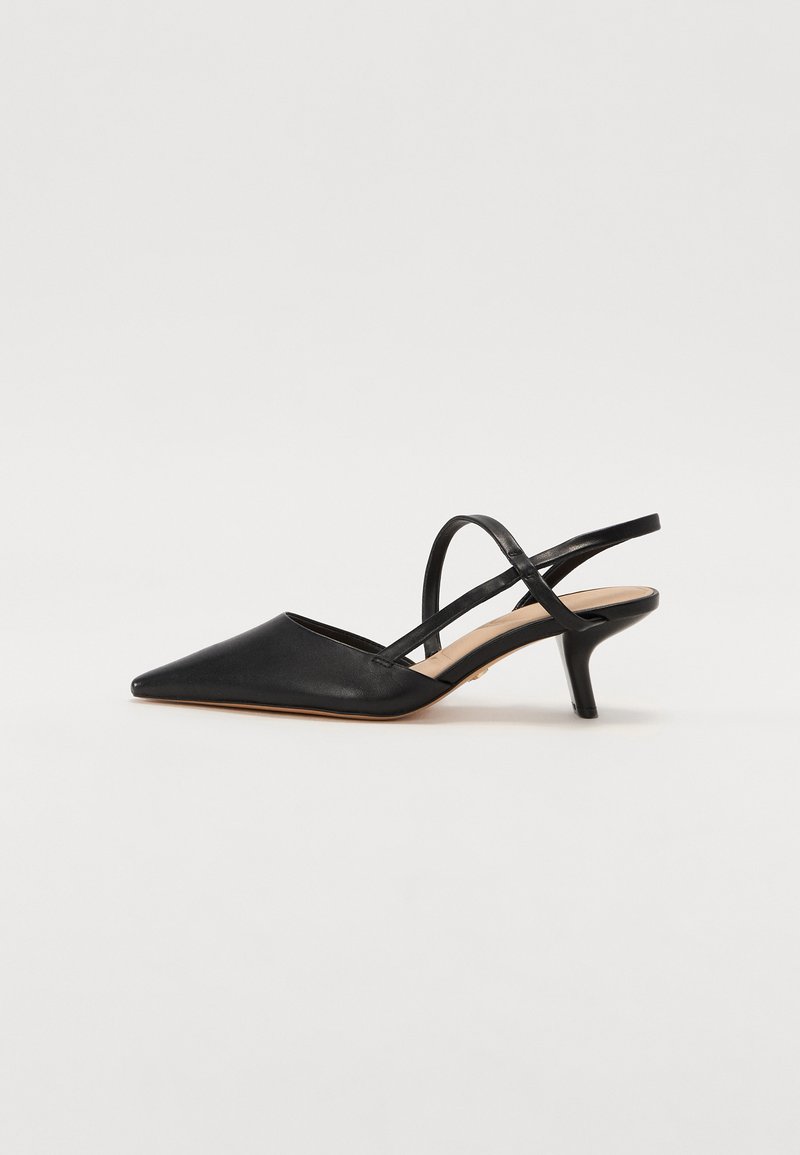 Escarpins slingback en cuir noir avec un bout pointu, dotés d'une fine bride et d'un talon modeste, texture lisse et design minimaliste.