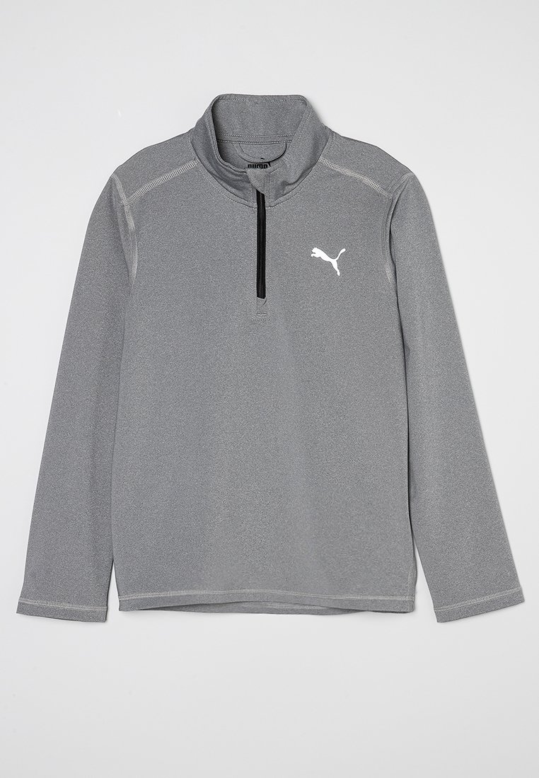 Grauer Pullover mit einem Viertelreißverschluss, langen Ärmeln, aus einem strukturierten Stoff. Verfügt über einen schwarzen Reißverschluss und ein weißes Puma-Logo auf der Brust.