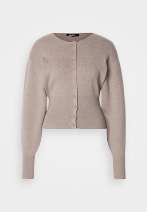 Λιτή ζακέτα από ελαφρύ μπεζ πλεκτό ύφασμα. Στρογγυλή λαιμόκοψη, κουμπωτό μπροστινό μέρος και μακριά μανίκια με ριμπ μανσέτες και στρίφωμα. Μαλακή υφή.