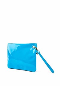 Clutch in vernice blu con una superficie liscia, forma rettangolare, accessori in tonalità oro e una tracolla removibile.