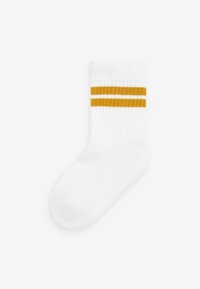 Weißer Baumwollsocken mit geripptem Bündchen und zwei gelben horizontalen Streifen nahe der Oberkante. Weiche Textur, standardmäßige Crew-Länge.