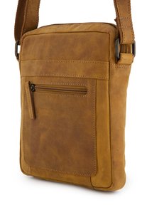 Hnědá kožená crossbody taška s hladkým povrchem, obsahující přední zipovou kapsu, nastavitelný popruh a prošívané detaily.