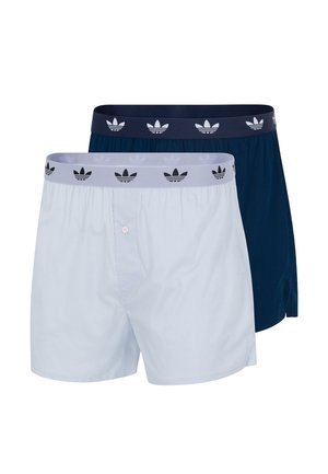 Twee paar herenshortboxers, één in lichtgrijs en één in marineblauw, elk met elastische taillebanden voorzien van een herhaald zwart Adidas-logo.