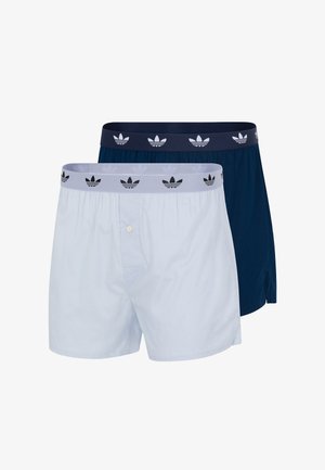 Twee paar herenshortboxers, één in lichtgrijs en één in marineblauw, elk met elastische taillebanden voorzien van een herhaald zwart Adidas-logo.