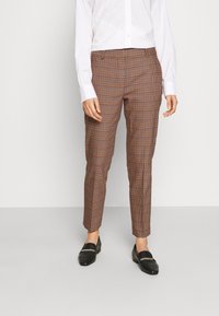 Bruine geruite broeken met een slim fit, met een subtiele textuur, twee voorzakken en een gladde tailleband. Gecombineerd met zwarte loafers.